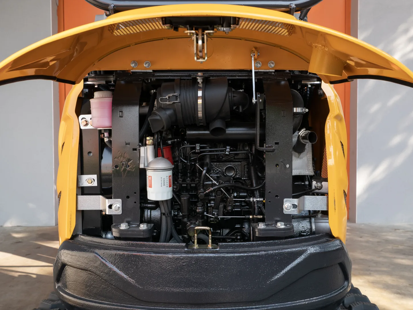 Compartiment moteur ouvert de la mini-pelle Sonca SJW-18 PRO : moteur diesel refroidi par eau, filtre à air et filtre à carburant