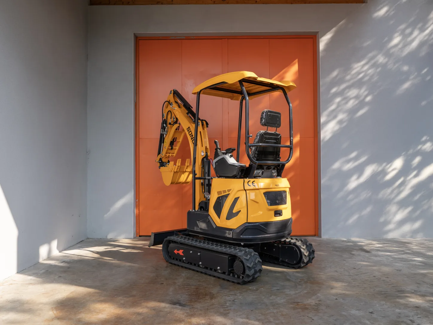 Mini-pelle Sonca SJW-18 PRO vue de trois quarts arrière gauche, poste de conduite et arceau canopy