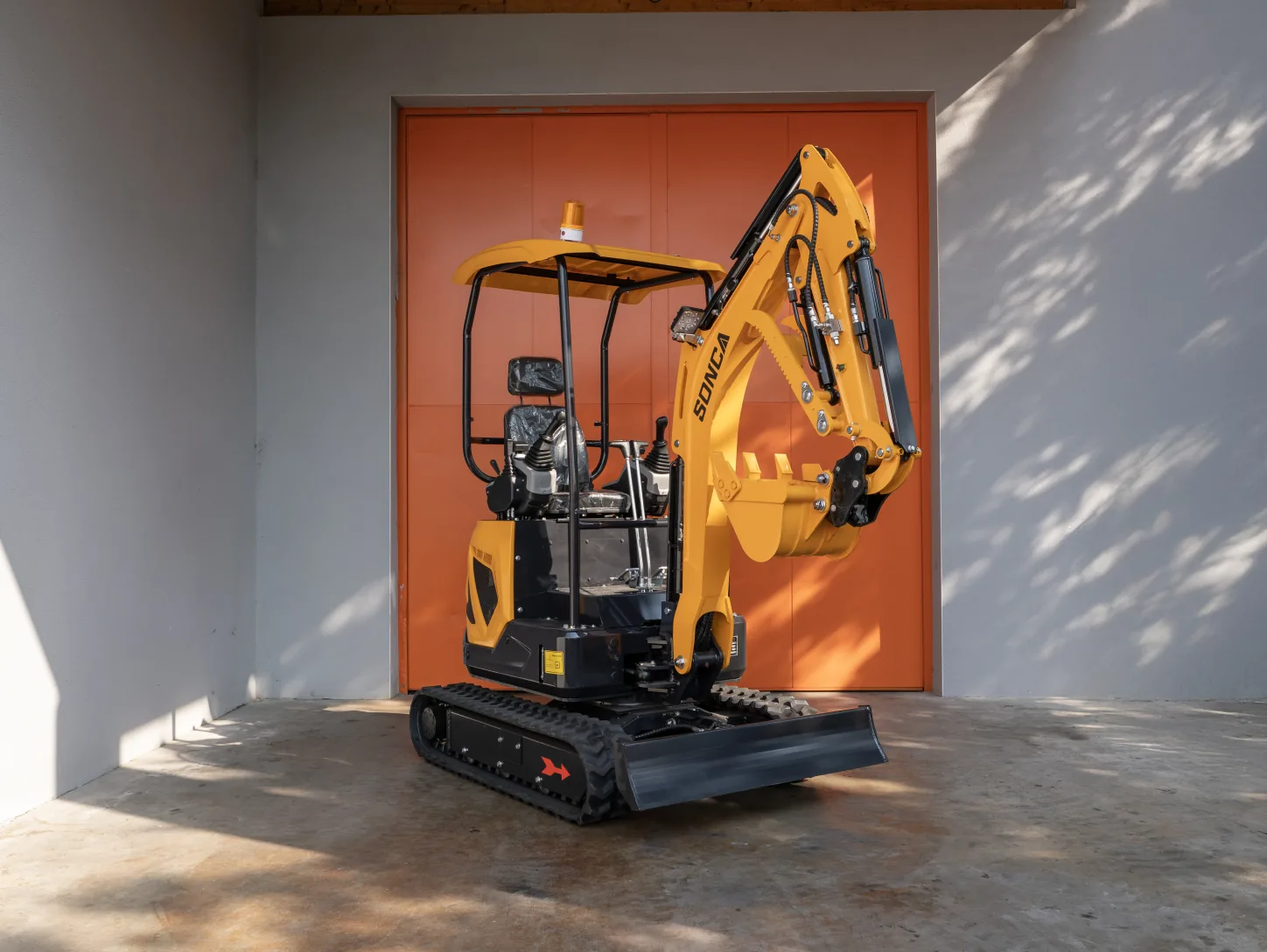 Mini-pelle Sonca SJW-18 PRO de 1 271 kg — vue trois quarts avant, godet 400 mm et attache rapide