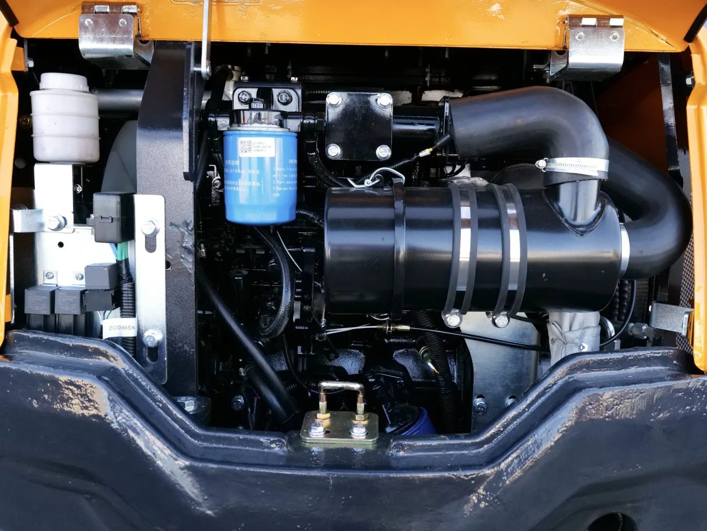 Compartiment moteur ouvert de la mini-pelle Sonca SJW-25 : moteur diesel refroidi par eau, filtre à huile et filtre à air