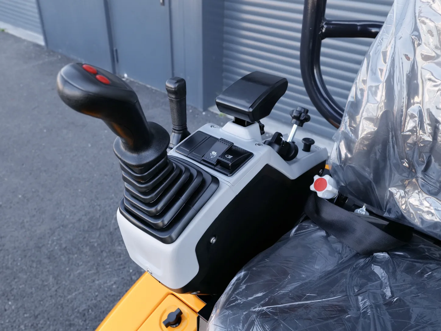 Joystick gauche et interrupteurs d'éclairage du poste de conduite de la mini-pelle Sonca SJW-25