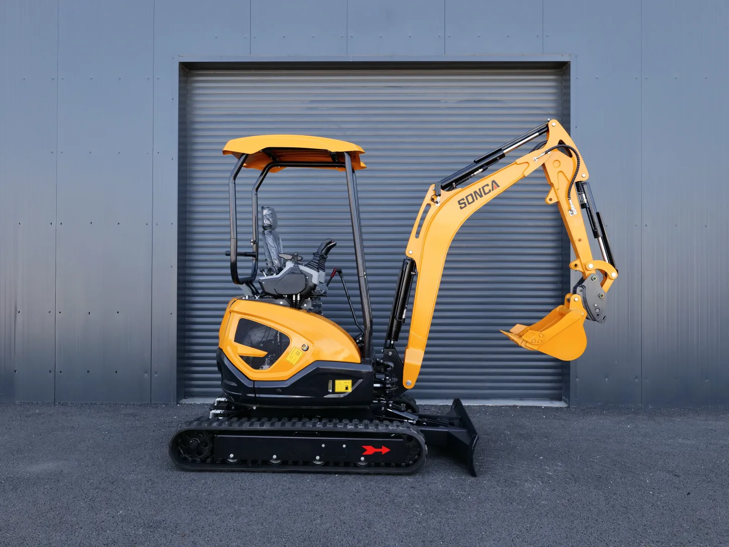 Mini-pelle Sonca SJW-25 vue de profil côté droit, 2 700 mm de longueur et toit canopy