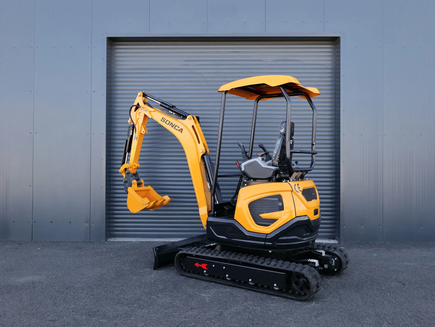 Mini-pelle Sonca SJW-25 vue de trois quarts arrière gauche, poste de conduite et arceau canopy