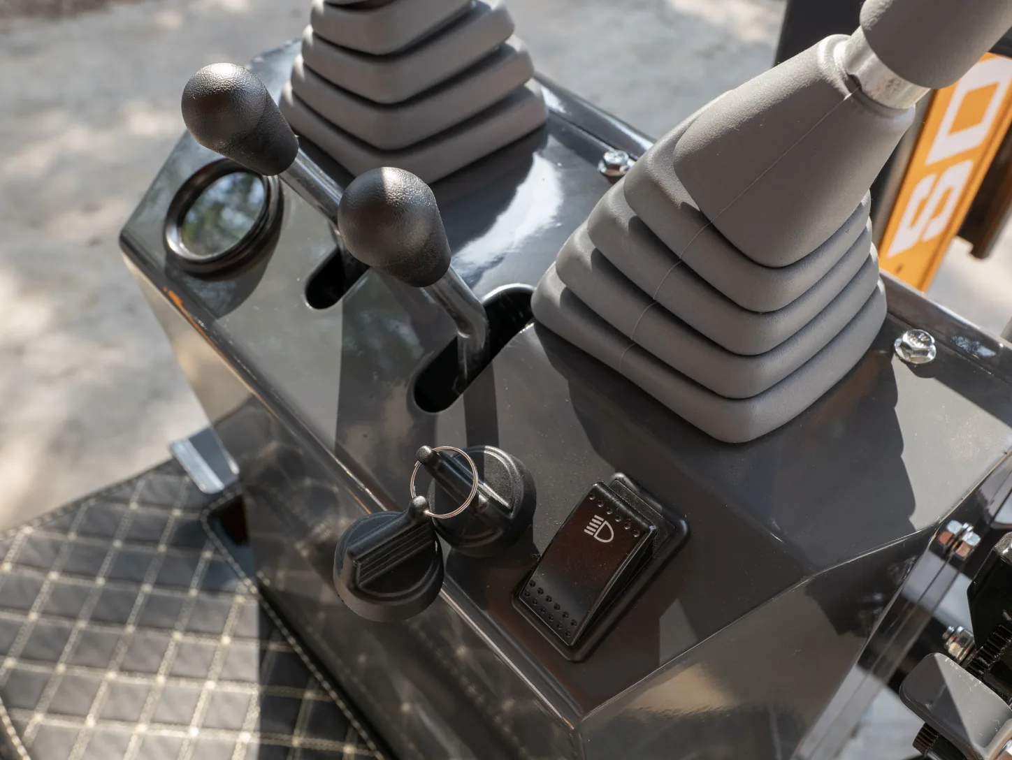 Joysticks hydrauliques, contacteur à clé et interrupteur d'éclairage de la mini-pelle Sonca SJW-06