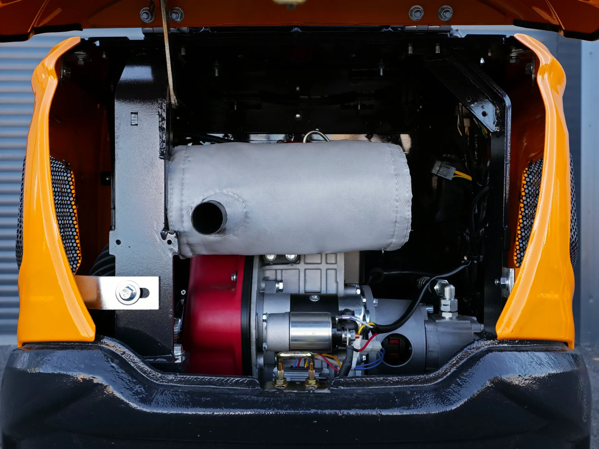SJW-12 F, cache moteur