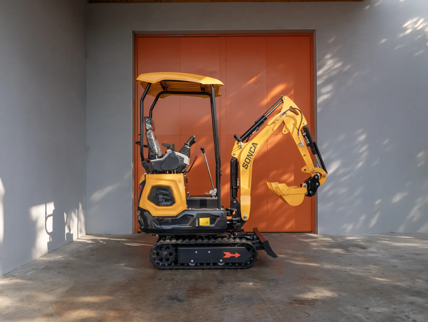 Mini-pelle Sonca SJW-12 P vue de profil côté droit, canopy et flèche orientable