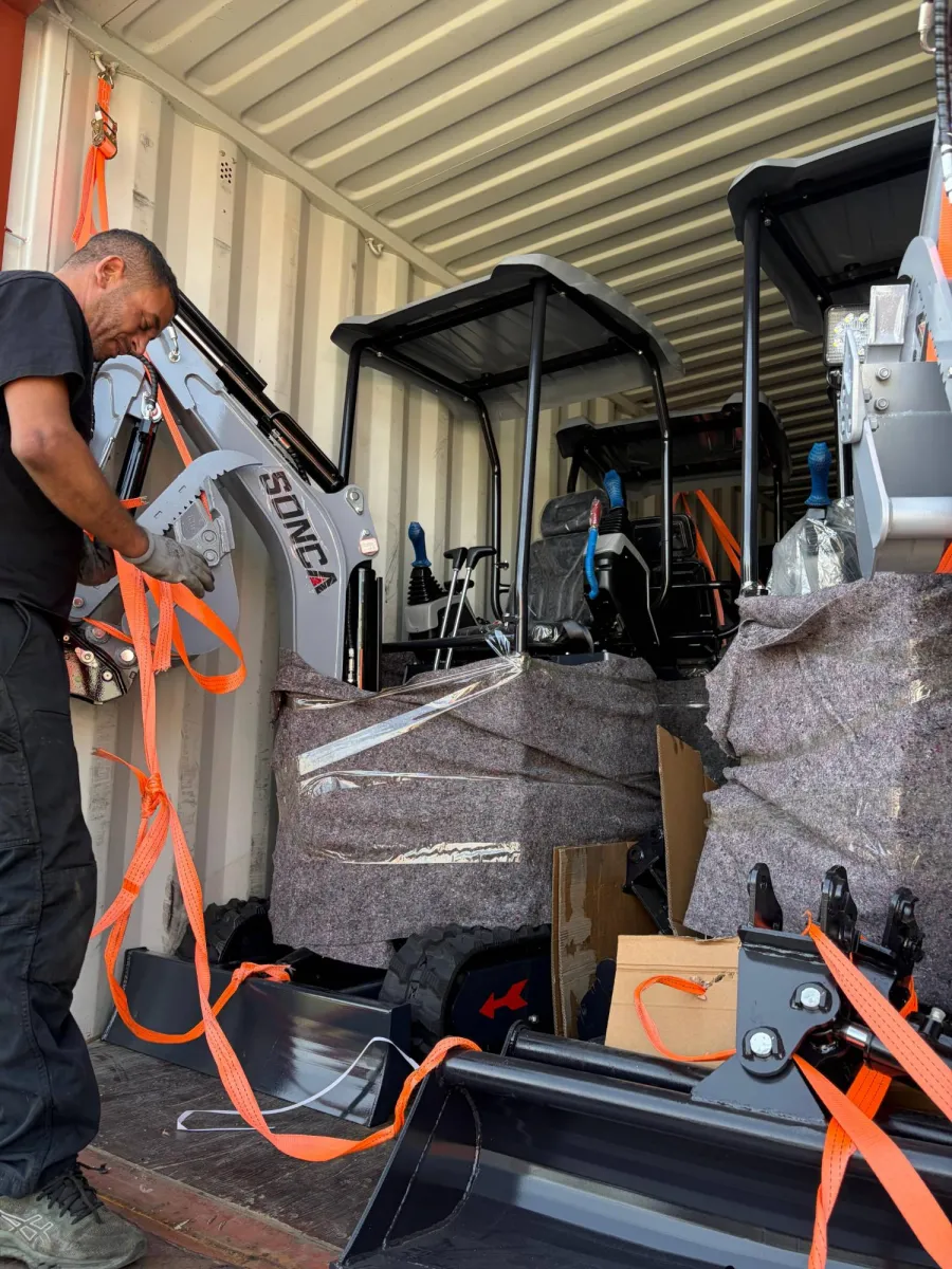 Mini-pelle Sonca SJW-12 P Grey Edition — Sanglage des machines avant sortie du container