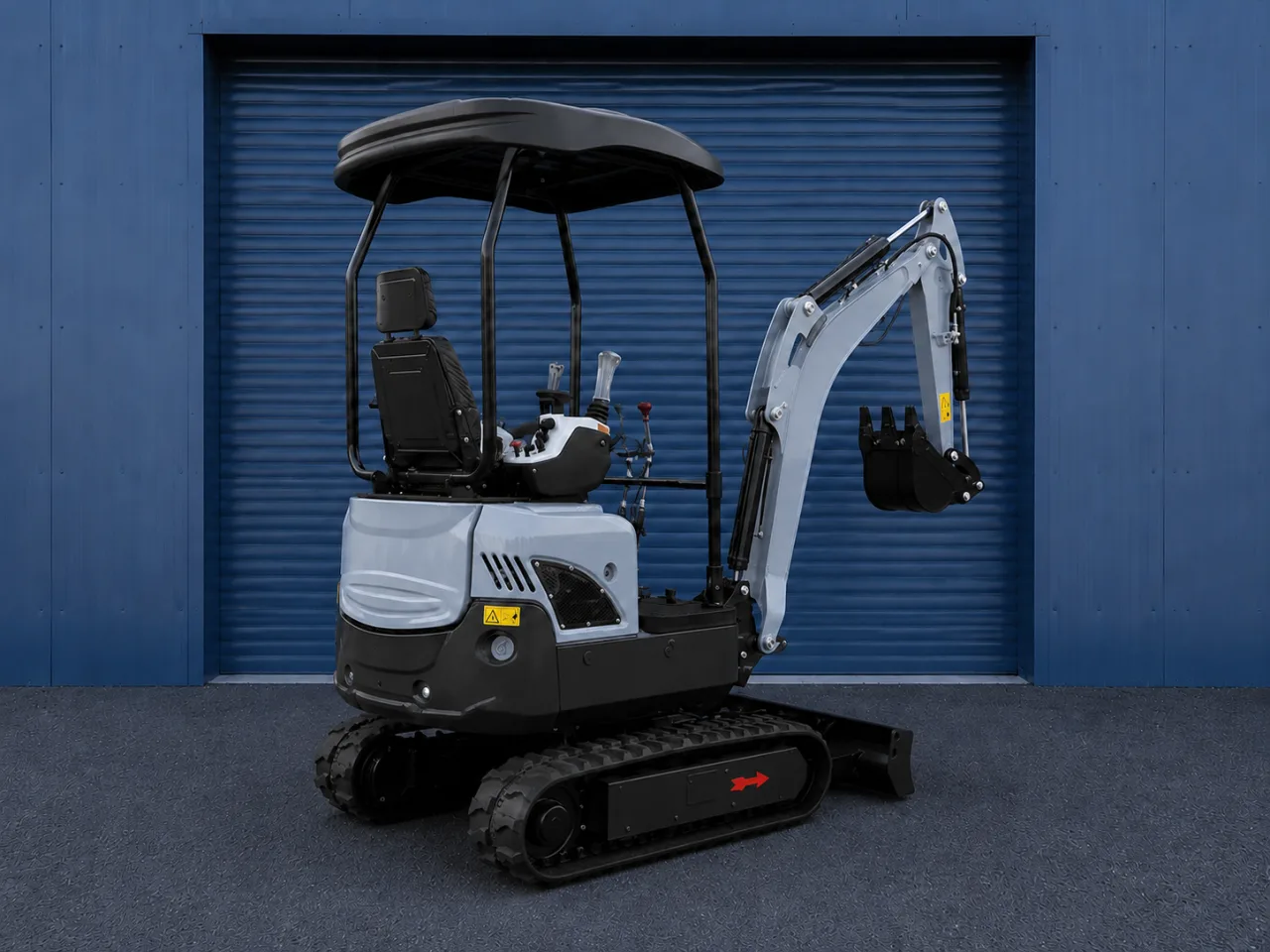 Mini-pelle Xcavator XC13P, vue trois-quarts avant droite, bras déporté