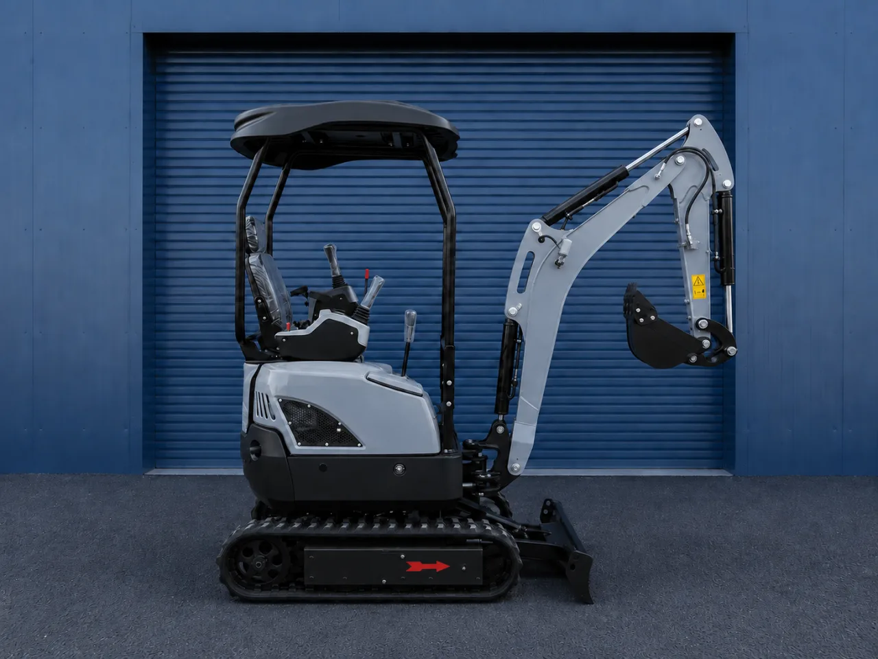 Mini-pelle Xcavator XC15P 1,25 t, vue latérale bras déporté déployé, godet à droite