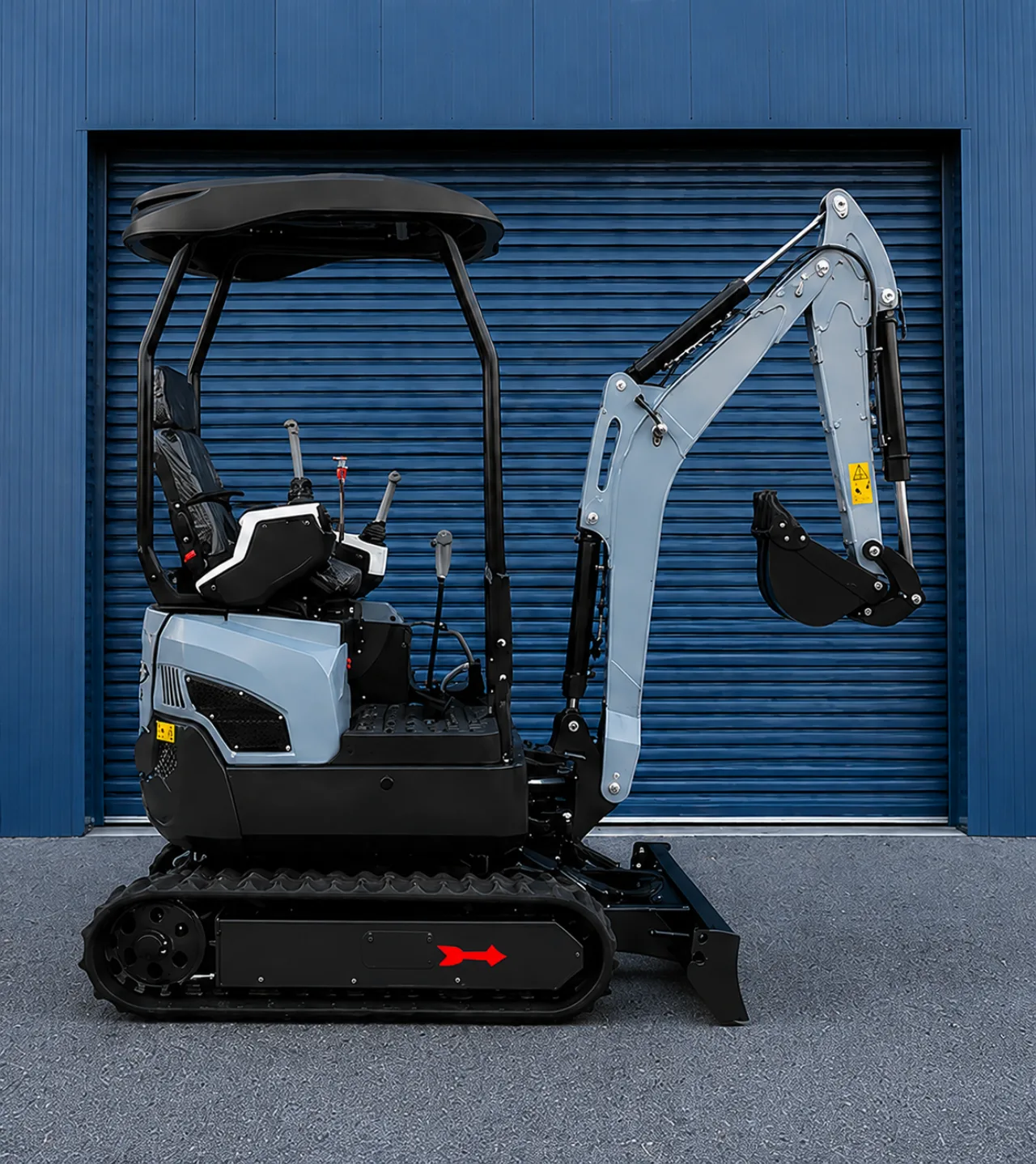 Mini-pelle Xcavator XC17 PRO V2 1,45 t, vue latérale bras déployé, godet à droite