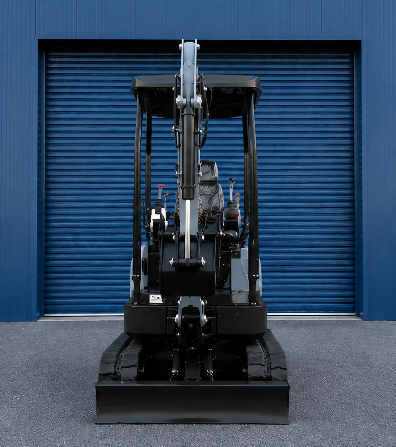 Mini-pelle Xcavator XC17 PRO V2, vue de face bras relevé
