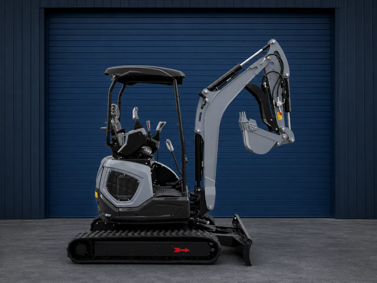 Mini-pelle Xcavator XC22 PRO V2 2 t, vue trois-quarts avant droite avec lame