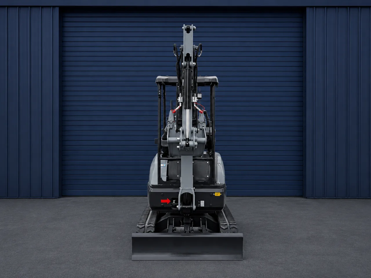 Mini-pelle Xcavator XC22 PRO V2, vue de face avec lame et bras relevé