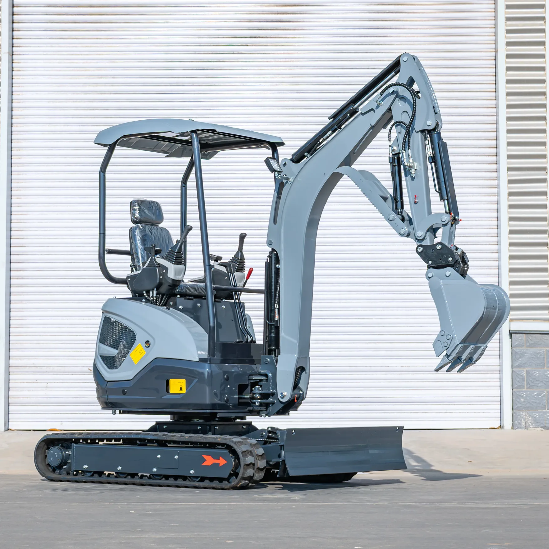 Mini pelle Xcavator XC25S 2,5 tonnes profil droit en position excavation